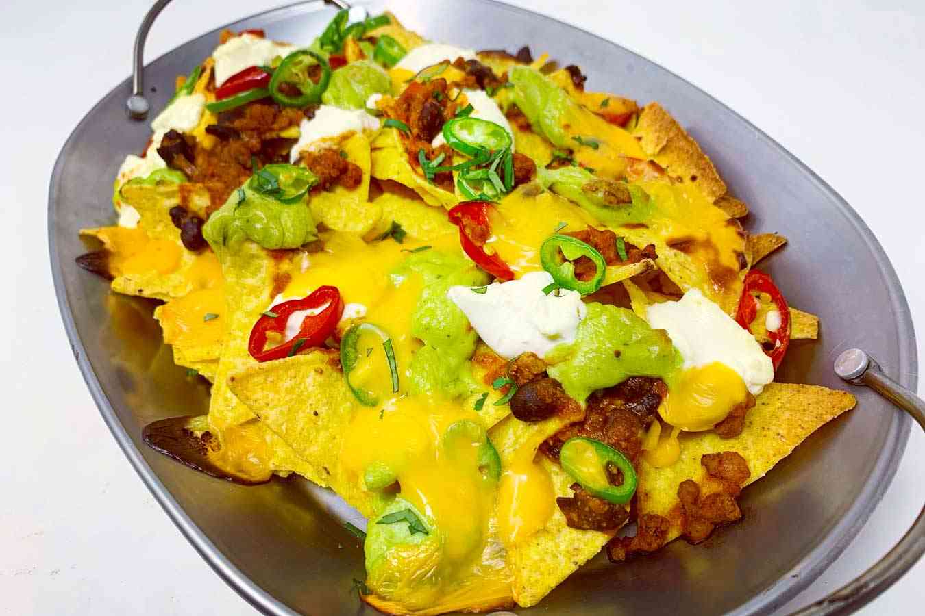 Ricetta loaded nachos con chili, guacamole e formaggio - La ricetta ...