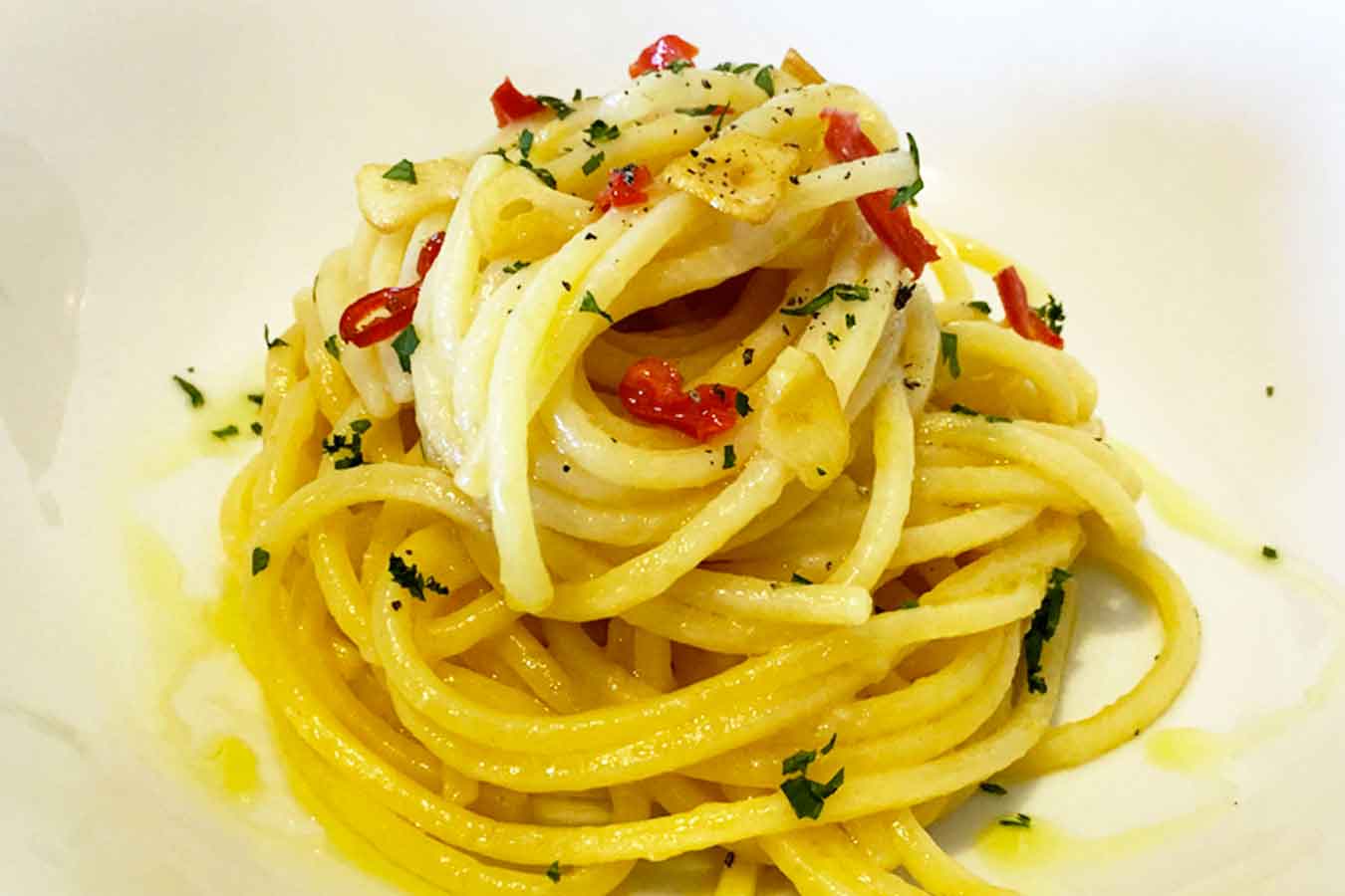 Ricetta del classico spaghetto aglio olio e peperoncino - La ricetta Food'n  Rock